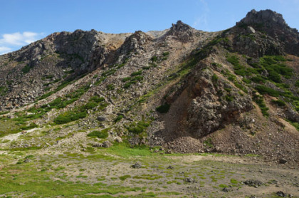 御前ヶ峰を室堂の丁度逆側から見上げたところ。火山らしい荒々しい壁がある。