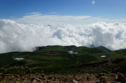 御前ヶ峰の山頂から見た室堂平。雲が室堂を覆う様に湧き上がっている。白山の山頂だけが雲海を突き抜けていたらしい。