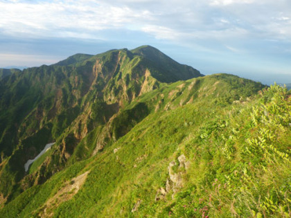 御舎利山に続く稜線。