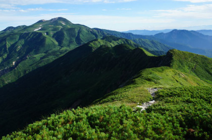 御舎利山の山頂から見た御前ヶ峰。