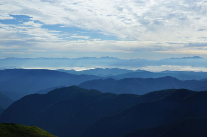 御舎利山の山頂から見た北アルプス。右端が乗鞍岳、中央に穂高岳と槍ヶ岳が見える。