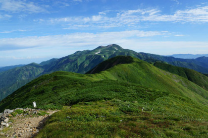 別山から見た御前ヶ峰（奥）と御舎利山（手前）。