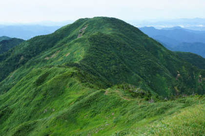 三ノ峰に連なる稜線。