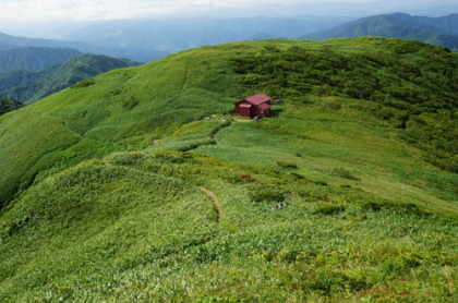 三ノ峰避難小屋。道が交差している。