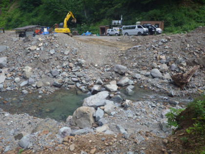 作業林道に出るための徒渉箇所。指導板やマーキングは一切無い。