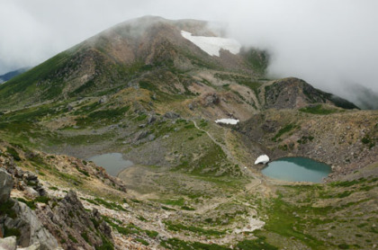 御前ヶ峰の山頂から見た北がわの様子。