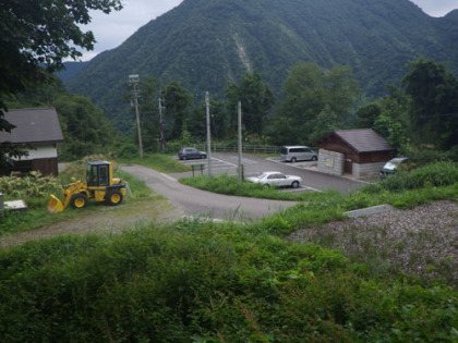 新岩間温泉。駐車場と公衆トイレが併設されている。