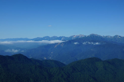 山頂から見た北アルプスの後立山連峰。