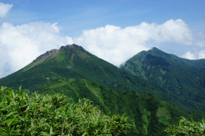 金山の山頂から、焼岳と火打山が見える。