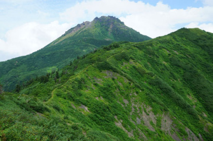 金山と焼岳の間の稜線は起伏に富んでいて変化が大きく、歩いていて飽きが来ない。