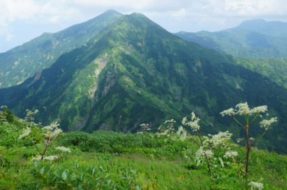 焼岳の下りから見た影火打山。