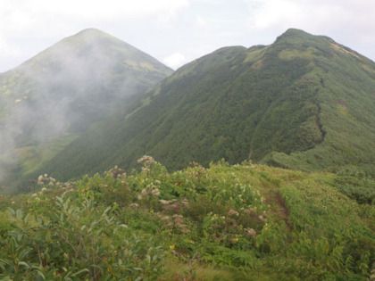 影火打山（手前右）と火打山（奥左）。