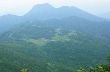 山頂から見た妙高山と天狗ノ庭の湿原。