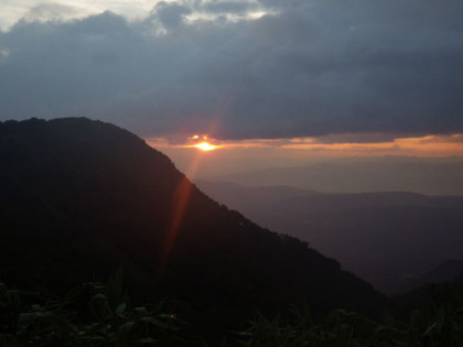 妙高山にかかる朝日と朝焼け。雨雲と地平線の僅かな間から覗いた。