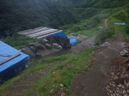 作業所。この前後の登山道はコンクリートで舗装されている。