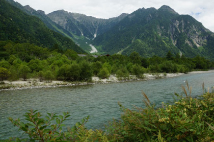 梓川越しに穂高連峰を望む。