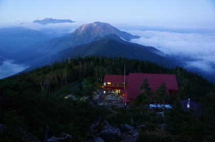 日の出前の西穂山荘と焼岳。背景は乗鞍岳。