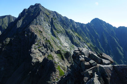 間ノ岳の山頂から見たジャンダルムの岸壁。