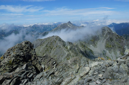 奥穂高岳の山頂から見た槍ヶ岳に続く稜線。