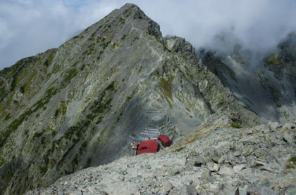 穂高岳山荘と涸沢岳。