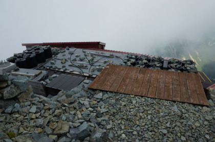 北穂高岳の山頂の下に北穂高小屋がある。