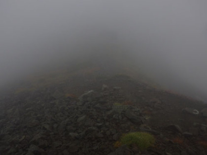 霧の閉ざされた中岳と大喰岳の鞍部。