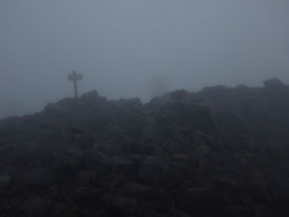 大喰岳の山頂。視界はほんの僅かしかない。