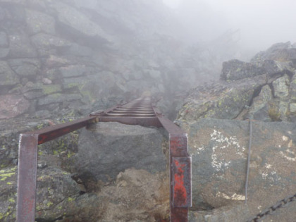 槍ヶ岳の山頂にかかるハシゴを覗いたところ。