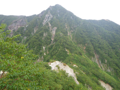 鞍部から見上げた西岳。雲はかかっていない。