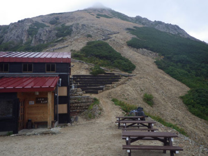 大天井ヒュッテから見上げた大天井岳。山頂は見えない。