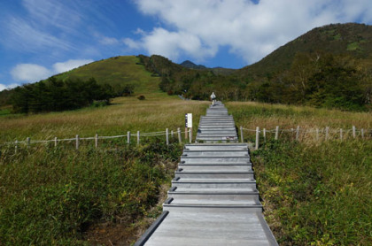 霧降高原から小丸山の山頂まで続いている1445段の階段。