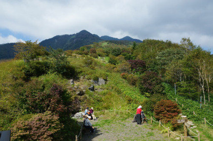 小丸山の山頂に設けられた展望台から赤薙山の稜線を望む。