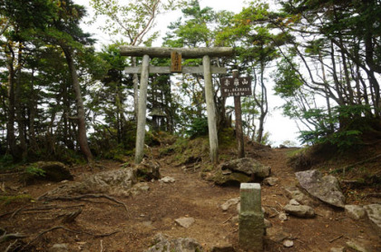 赤薙山の山頂。ここまではハイカーの世界。