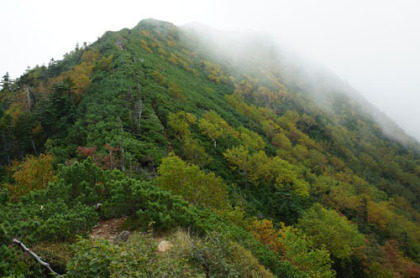 女峰山の山頂は雲に覆われていた。