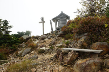 女峰山の山頂。小さな社がある。