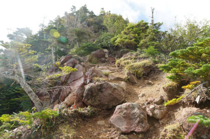 帝釈山から西に延びる岩稜。