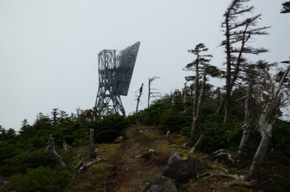小真名子山の山頂にある電波反射板。