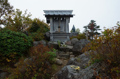 大真名子山の山頂にある社。この後ろに銅像も建っている。