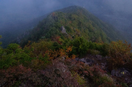 千鳥返しの岩場のある岩稜。