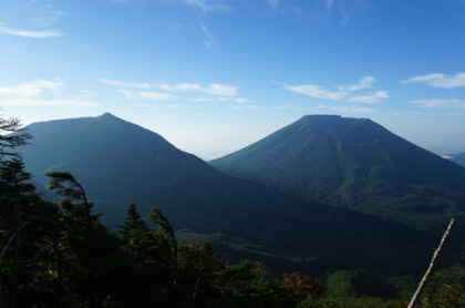 岩場から振り返ると、男体山から大真名子小山にかけて見られる。