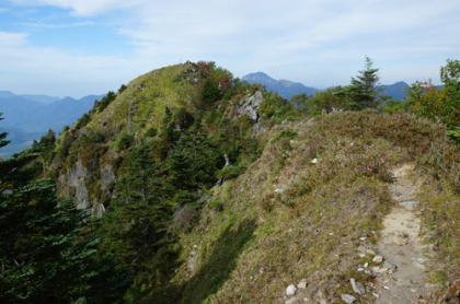 太郎山の西峰。西に張り出している尾根の先端が西峰。小太郎山とも書かれていた。