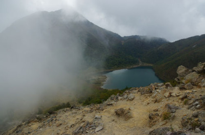 五色沼と白根山。