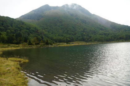 五色沼から見上げた白根山。