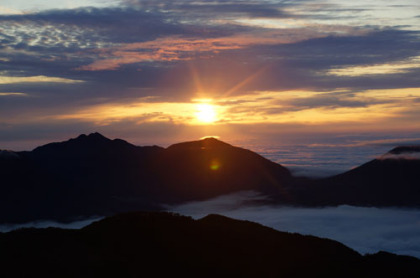 女峰山の山頂付近から日の出があった。