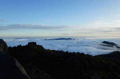 雲高は2000mほど。白根山とその周辺の稜線は雲海の上に突き抜けていたが、周囲には見事な雲海が広がっていた。