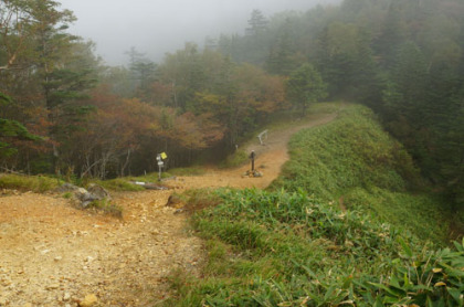 五色山から金精峠にかけて、多くのハイカーが歩いていた。