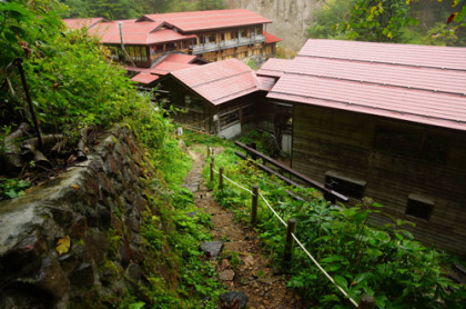 日光沢温泉の建物と建物の間を通り抜ける。
