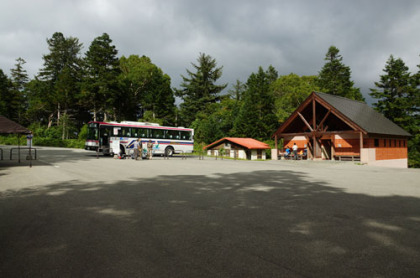 沼山峠休憩所。多くのハイカーが休んでいる。