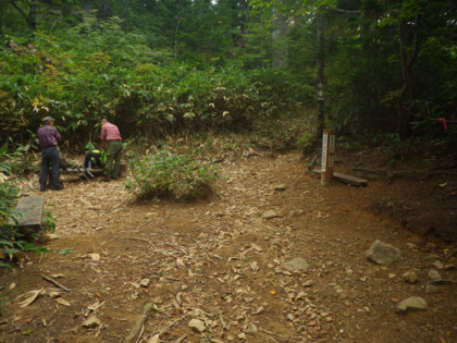 滝沢登山道の中ほどにある水場に設けられたベンチ。登山者の格好の休憩場所。