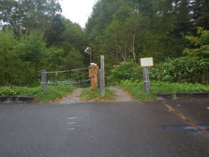 御池の駐車場の最奥部にある燧ヶ岳登山道・裏燧林道共通の入口。